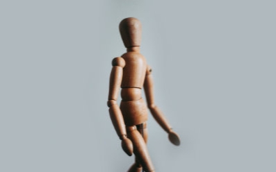 Manekin drewniany - nieoceniona pomoc w nauce rysunku