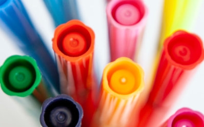 Flamastry do tkanin, pachnące pisaki i inne specjalne mazaki szkolne