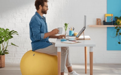 Piłka do siedzenia przy biurku - wzmocni kręgosłup i zniweluje bóle pleców